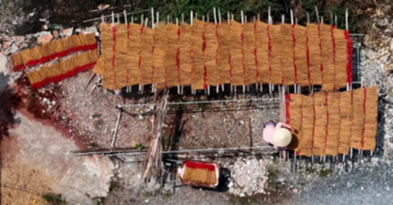 Làng nhang trăm tuổi tại TP.HCM rực rỡ sắc đỏ, không dám nhận đơn hàng vụ Tết