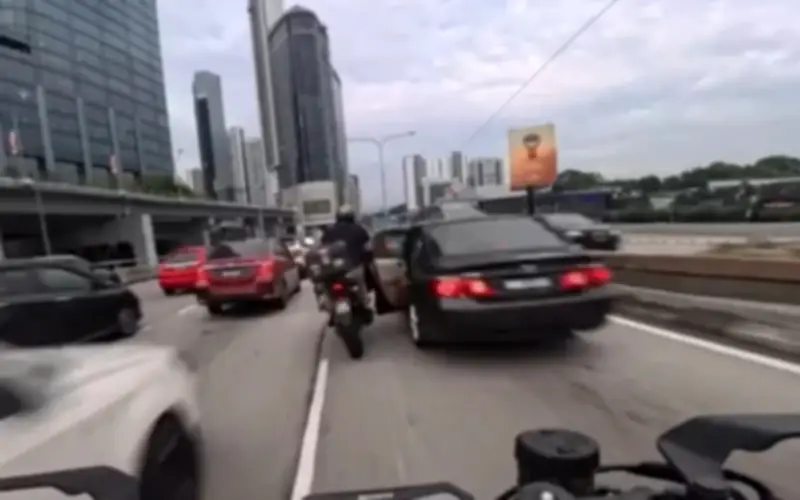 Bé gái 2 tuổi vô tình mở cửa ô tô gây tai nạn liên hoàn 6 xe ở Malaysia