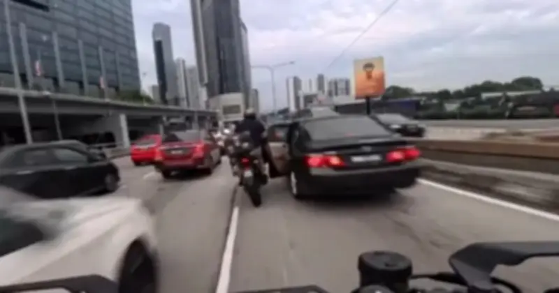 Bé gái 2 tuổi vô tình mở cửa ô tô gây tai nạn liên hoàn 6 xe tại Malaysia