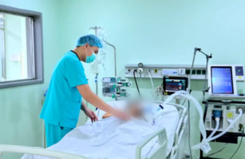 Thanh niên 20 tuổi thở máy vì ngộ độc thuốc lá điện tử tại Hà Nội