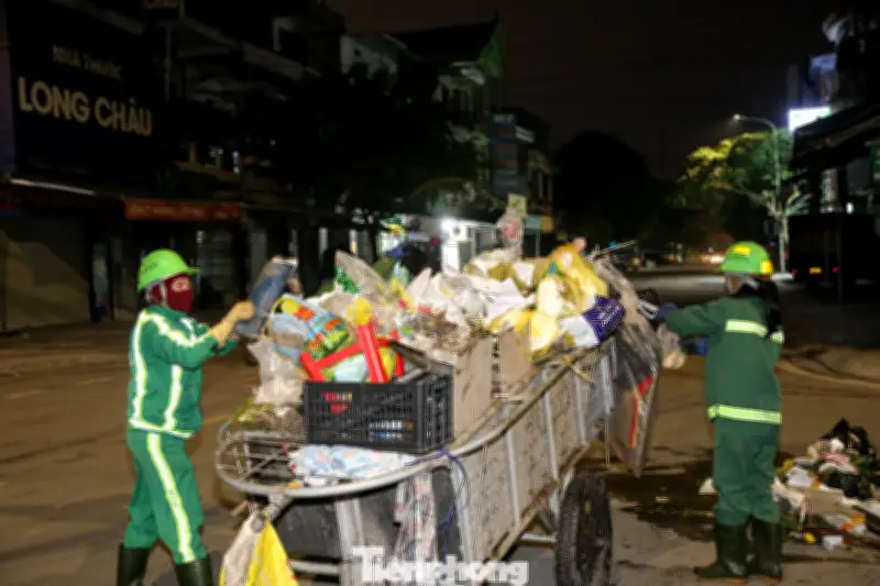 28 Năm Thầm Lặng Giữ Phố Sạch Ngày Tết: Câu Chuyện Của Những Công Nhân Môi Trường