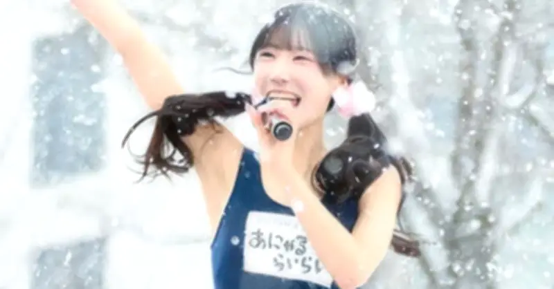 Nữ ca sĩ 29 tuổi gây sốc khi mặc đồ bơi biểu diễn dưới trời tuyết