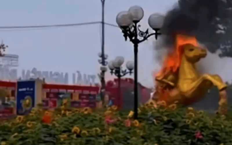 Linh vật ngựa cao 3 mét bốc cháy dữ dội tại quảng trường Thái Nguyên