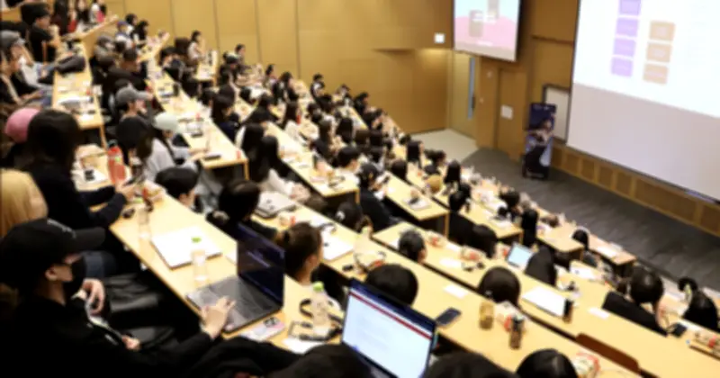 4 Nhóm Công Việc 'Miễn Nhiễm' Với AI: Giá Trị Con Người Không Thể Thay Thế