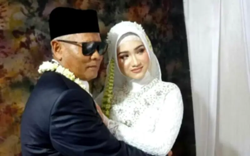 Cuộc Hôn Nhân Chênh Lệch 44 Tuổi Ở Indonesia: Tình Yêu Hay Vật Chất?