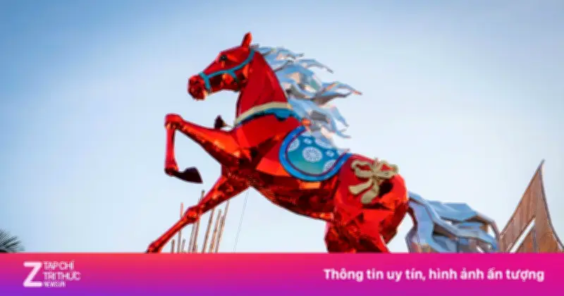 Ngựa thép đỏ cao 6 mét gây ấn tượng tại đường hoa Tết ở Đắk Lắk