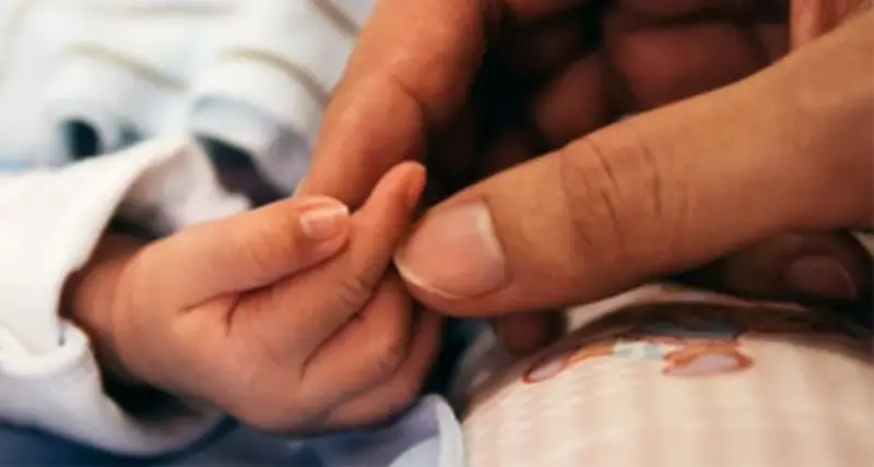 Bé trai 8 tháng tuổi nguy kịch, phải mổ sọ não sau cú ngã từ xe tập đi