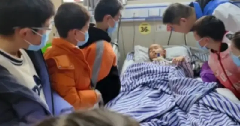 Cậu bé 8 tuổi tỉnh lại sau 55 ngày hôn mê nhờ tiếng gọi của bạn học