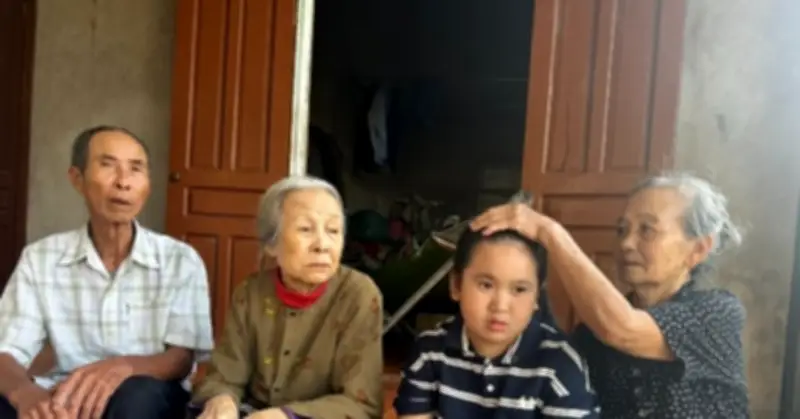 Bé gái 8 tuổi mồ côi cha, mẹ bỏ đi, nương tựa ông bà già yếu ở Hà Nội