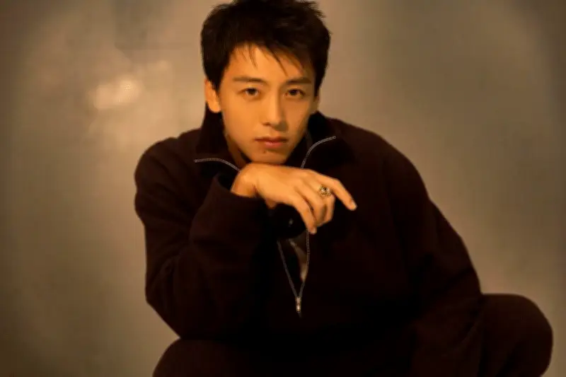 Nam diễn viên Ryoma Takeuchi gây xôn xao với ảnh gia đình và phim mới Silent Truth