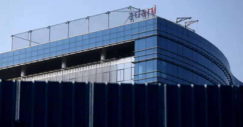 Adani đầu tư 100 tỷ USD cho trung tâm dữ liệu AI tại Ấn Độ, Apple chuẩn bị MacBook giá rẻ, Yashica ra mắt máy quay 4K