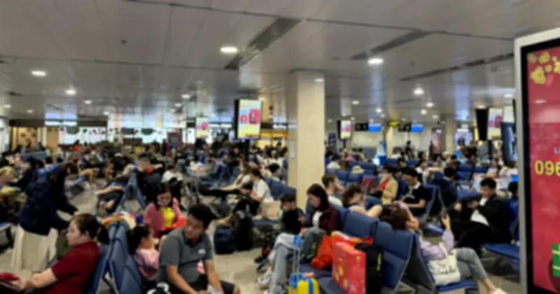 Vé máy bay tăng vọt lên 10-15 triệu đồng, nhiều chặng 'khóa sổ' khiến lao động, sinh viên loay hoay