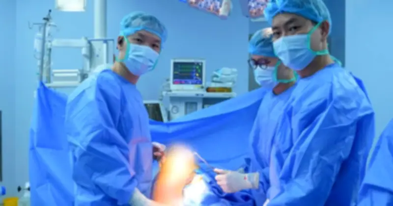 Bệnh nhân Mỹ phục hồi thành công sau ca thay khớp gối bán phần tại Bệnh viện 108