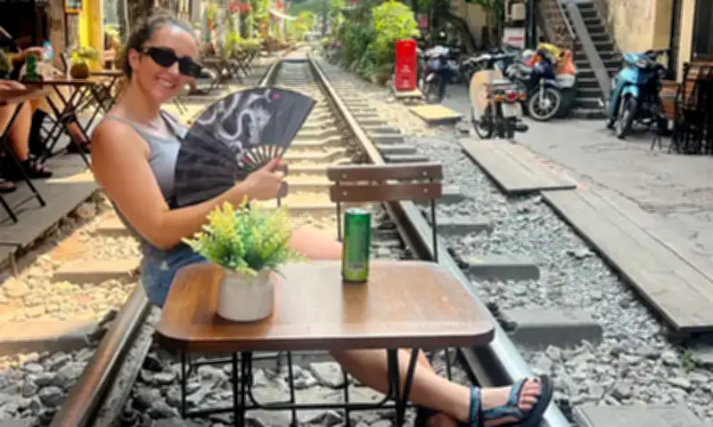 Du khách Mỹ bất ngờ với văn hóa mặc cả và thời tiết 'khó lường' ở Việt Nam