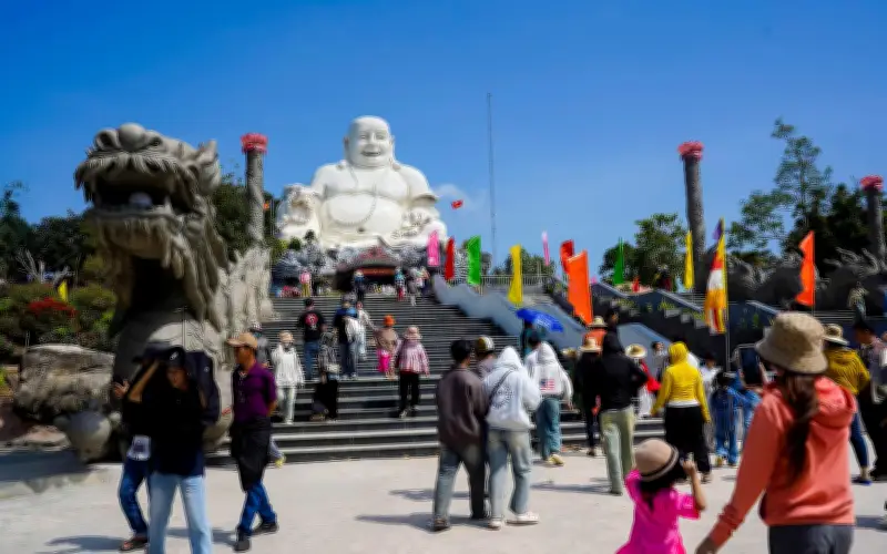 An Giang dừng thu phí tham quan Núi Sam, hàng trăm ngàn du khách đổ về cúng Bà Chúa Xứ