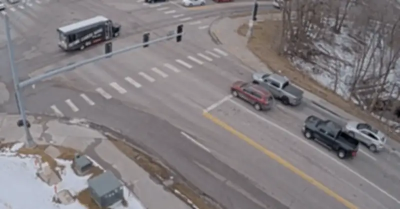 Đang đứng đợi đỏ, hai xe hộp bất ngờ bị hố tử thần nuốt chửng