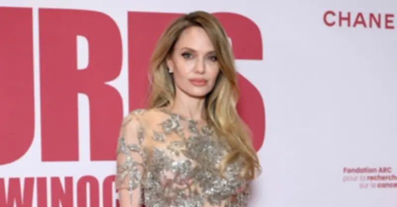 Angelina Jolie gây chú ý với váy xuyên thấu quyến rũ ở tuổi 51