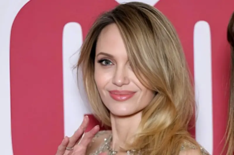 Angelina Jolie Lộng Lẫy Trên Thảm Đỏ Paris Với Đầm Givenchy Xuyên Thấu