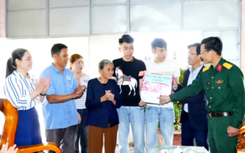 Anh Em Song Sinh Quảng Ngãi Tạm Gác Công Việc, Cùng Nhập Ngũ Năm 2026