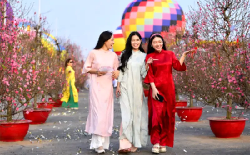 Áo dài trở thành trang phục thường ngày của giới trẻ, kết nối văn hóa truyền thống với đời sống hiện đại