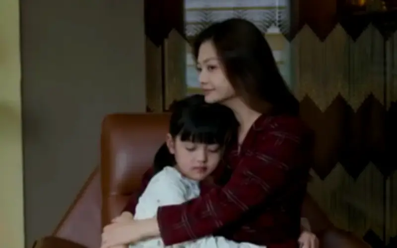 NSƯT Kiều Anh rơi nước mắt tiễn con riêng của chồng về với bác