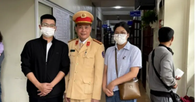 Bé 2 tháng tuổi tím tái giữa đường, CSGT lập tức dừng xe đặc chủng đưa đi cấp cứu