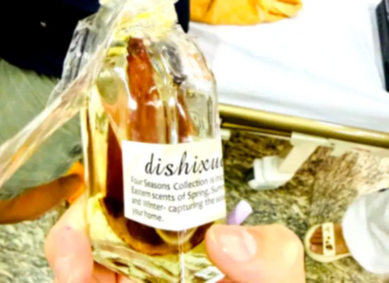 Bé 3 tuổi nguy kịch sau khi uống nước hoa thơm phòng, bác sĩ cảnh báo nguy cơ