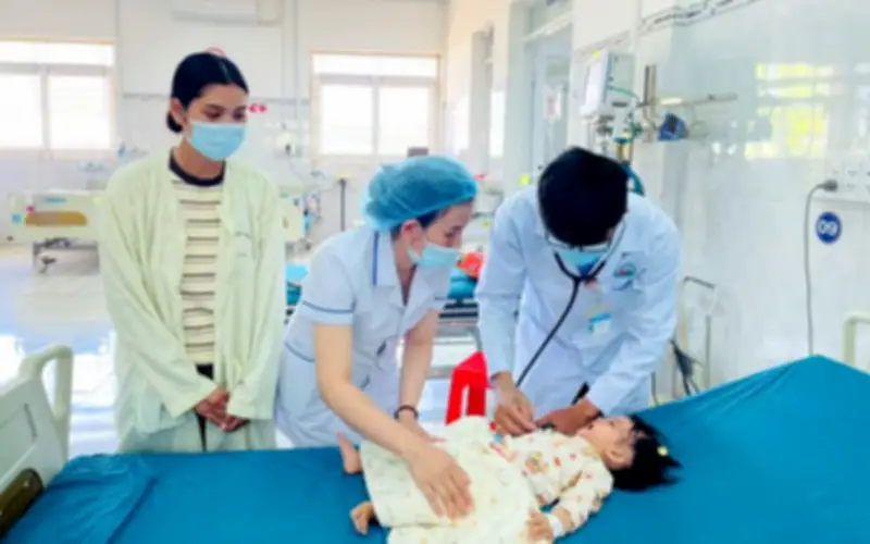 Bé 8 tháng tuổi nguy kịch vì hóc hạt hướng dương, bác sĩ cảnh báo tai nạn dị vật dịp Tết