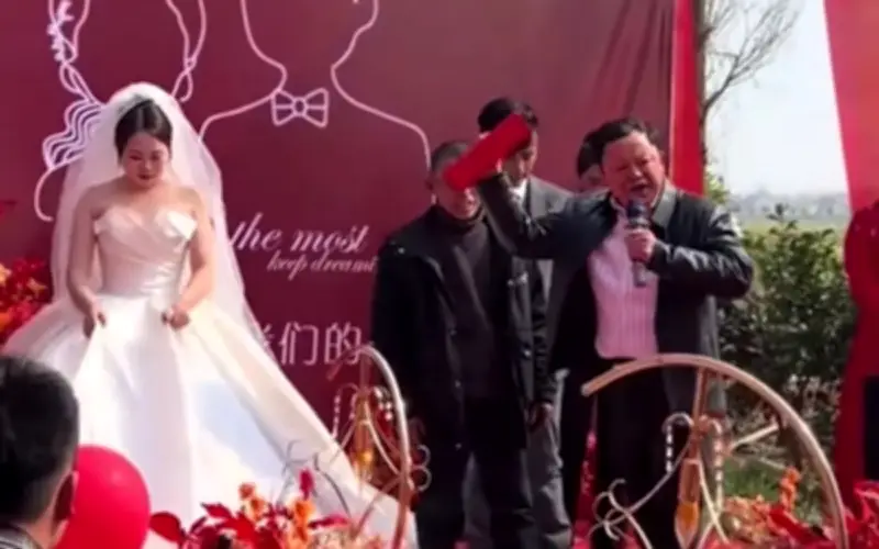 Bố cô dâu gây xúc động khi trả lại hơn 700 triệu tiền sính lễ ngay trong đám cưới