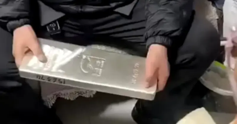 Bé gái 5 tuổi nhận lì xì Tết 15kg vàng, trị giá hơn 1 tỷ đồng gây sốt