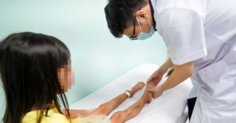 Bé gái 8 tuổi ở Hà Nội mắc ung thư ác tính từ sưng mặt, cẳng chân