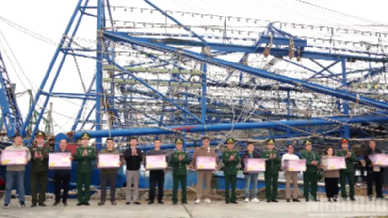 Bộ đội Biên phòng Hải Phòng thăm hỏi, tặng quà Tết động viên ngư dân vươn khơi bám biển