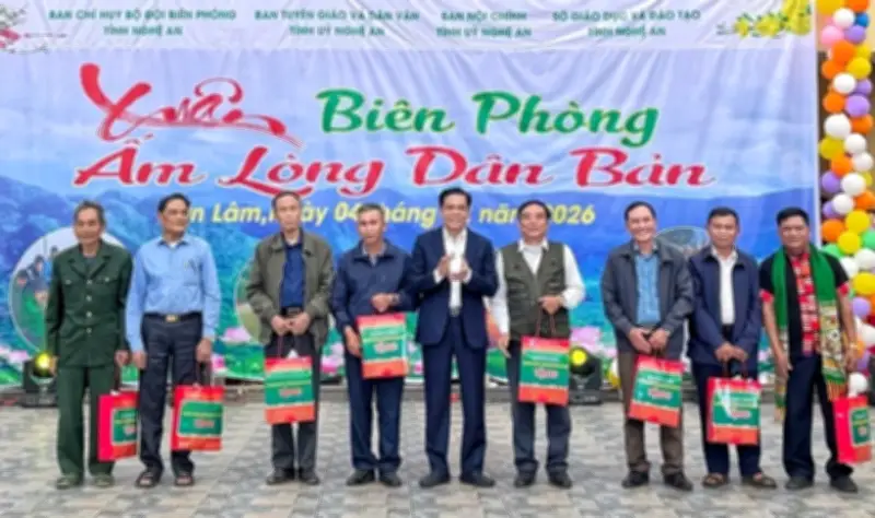 Bộ đội Biên phòng Nghệ An mang 'Xuân ấm' đến bản làng vùng biên giới