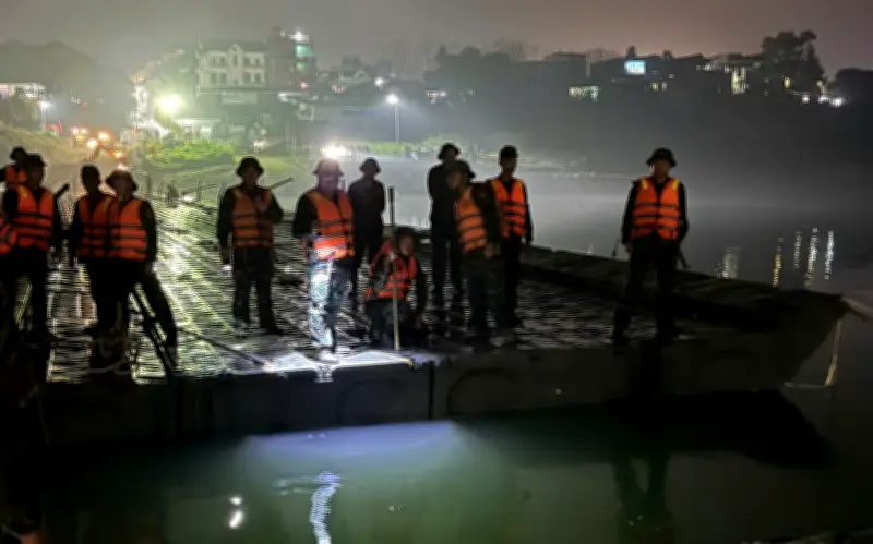 Bộ đội Công binh hoàn thành lắp cầu phao sông Lô trong ngày, phục vụ nhân dân đi lại