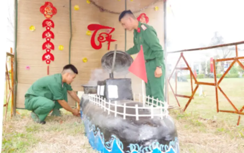 Bộ đội Sư đoàn 315 sáng tạo bếp nấu bánh chưng hình tàu ngầm, tên lửa đón Tết