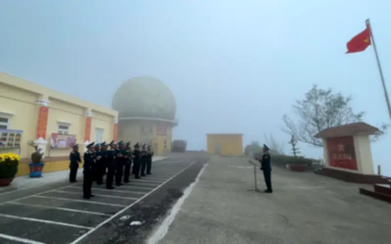 Bộ đội Trạm ra đa 29 chào cờ trong sương mù, canh giữ bầu trời Tết