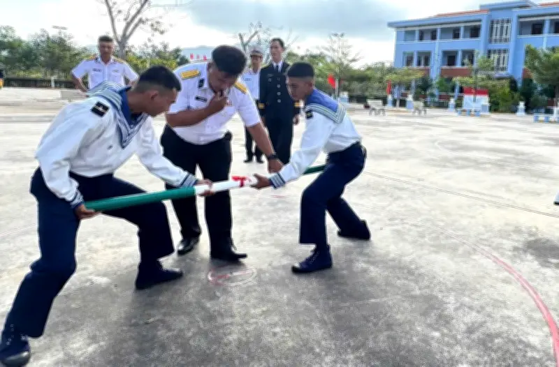 Bộ đội Trường Sa đón Tết với nghi lễ chào cờ, lễ chùa và hoạt động văn hóa