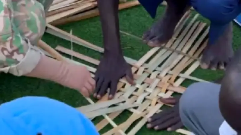 Bộ đội Việt Nam tại Nam Sudan hướng dẫn người dân đan giỏ từ lá cây bon bon