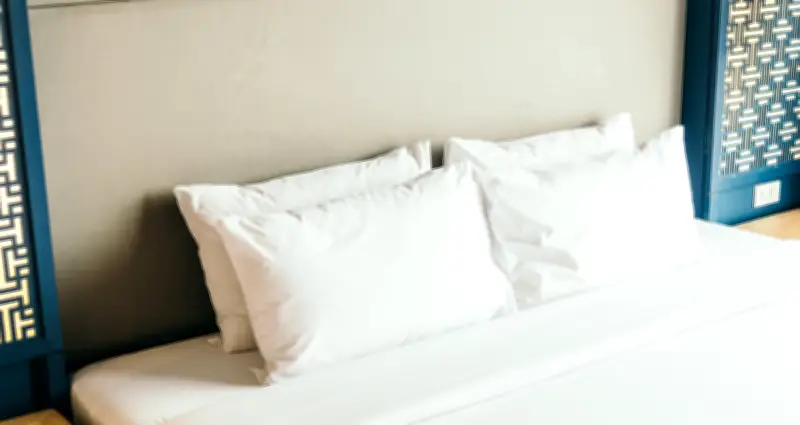 Bí mật đằng sau 4 chiếc gối trên giường khách sạn: Không chỉ trang trí