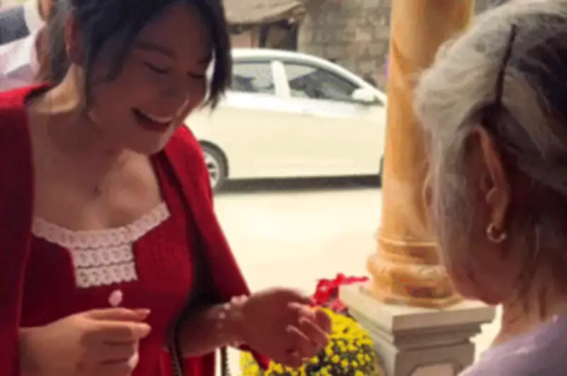 Bà ngoại Ninh Bình lì xì mỗi cháu 1 chỉ vàng, dàn cháu xếp hàng dài nhận quà