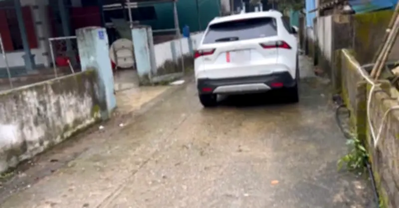 Bị phản ánh đỗ xe chặn ngõ, nam tài xế tuyên bố: 'Phạt 100 triệu cũng được'