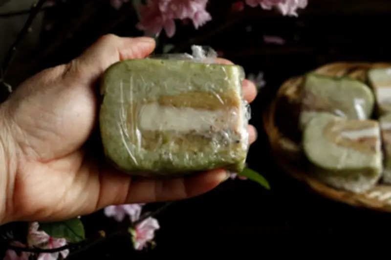 Bí quyết bảo quản bánh chưng tới 3 tháng vẫn dẻo thơm, không lo khô gạo hay nhiễm mùi