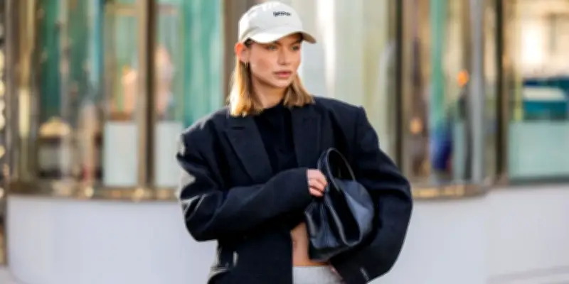 Bí Quyết Phối Đồ Thời Thượng: Từ Màu Kem Thanh Lịch Đến Phong Cách Preppy