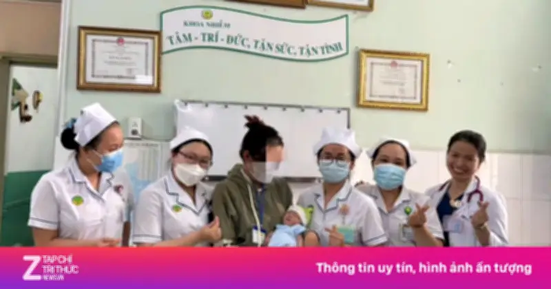 Bé sơ sinh tưởng bị bỏ rơi bất ngờ được bố mẹ đến đón về ở TP.HCM