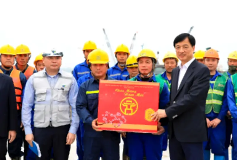 Bí thư Hà Nội thị sát công trường cầu Hồng Hà, đôn đốc tiến độ Vành đai 4