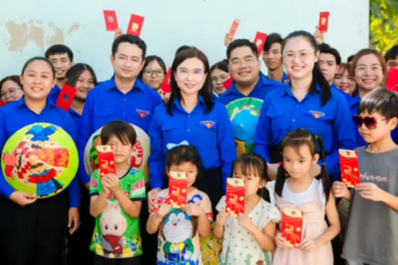 Bí thư T.Ư Đoàn thăm hỏi, động viên lực lượng trực Tết tại TP. HCM