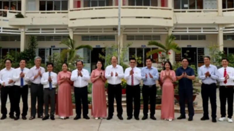 Bí thư Tỉnh ủy Cà Mau thăm và chúc mừng các thầy thuốc nhân Ngày Thầy thuốc Việt Nam