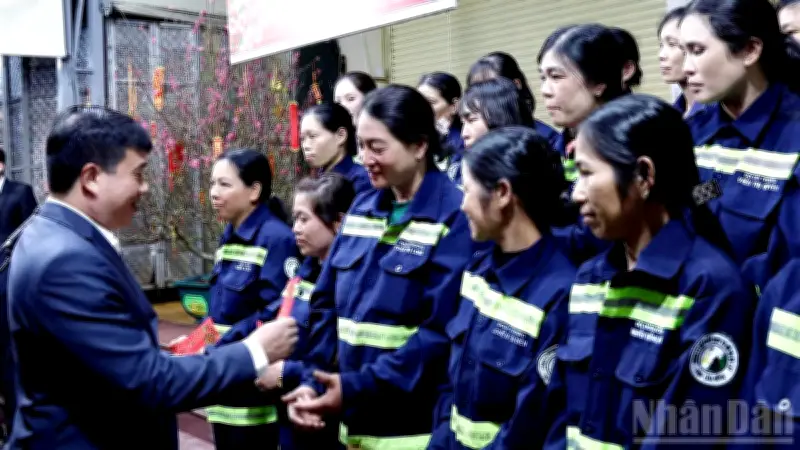 Bí thư Tỉnh ủy Lâm Đồng thăm và chúc Tết công nhân vệ sinh đêm giao thừa