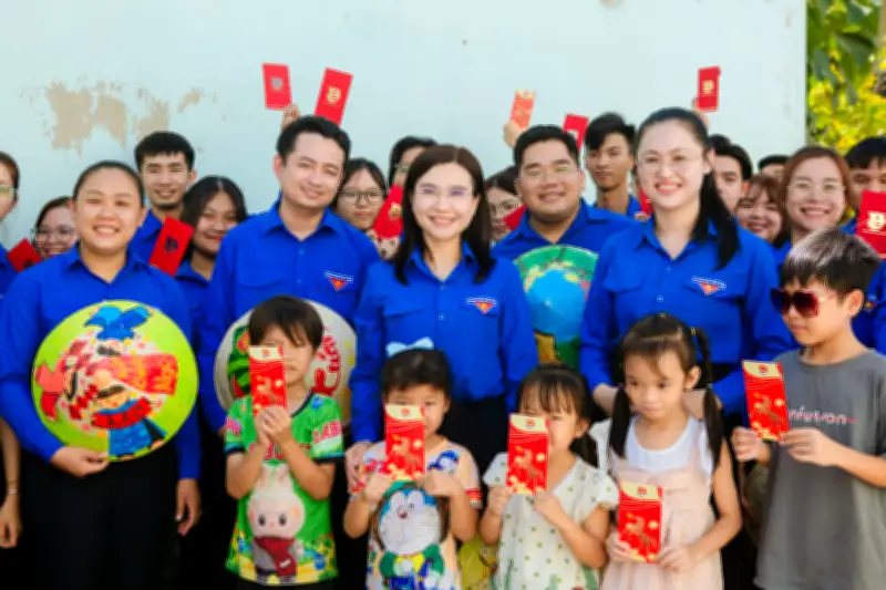 Bí thư Trung ương Đoàn thăm, chúc Tết Bệnh viện Bình Dương và lực lượng Cảnh sát cơ động