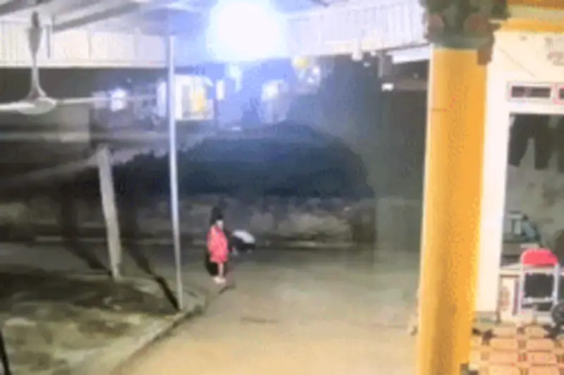 Bé trai bị pháo nhà hàng xóm bắn trúng mất mắt: Khoảnh khắc đau lòng